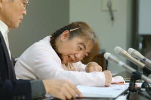 レゾナック・ホールディングスの髙橋秀仁社長との面会を求め、会見する古山知恵子さん（右）＝１７日、県庁