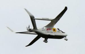 　北九州空港を離陸した電動航空機＝１７日午後（北九州市提供）