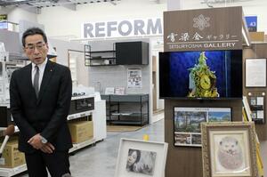 
コメリパワー黒埼店内に設けた雪梁舎ギャラリーについて説明するコメリの捧雄一郎社長＝１１日、新潟市西区
