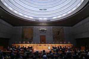 成年後見制度利用者の就業を制限した旧警備業法の欠格規定を違憲とした最高裁大法廷=18日午後(代表撮影)