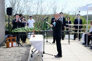 硫黄島の天山慰霊碑前で開かれた日本側の慰霊式で、追悼の言葉を述べる硫黄島協会の寺本鉄朗会長=28日午前、東京都小笠原村