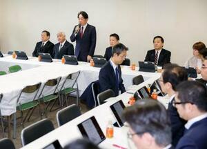 　自民党本部で開かれた安全保障調査会の会合。左から３人目は小野寺五典会長＝２０日午前、東京・永田町