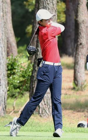 総合の部で頂点に立った開志国際高1年の三浦百枝=紫雲ゴルフ倶楽部