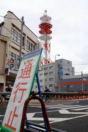 通行が規制された「NTT青森八戸ビル」に設置された鉄塔の周辺=11日午前、青森県八戸市