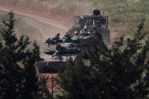 　２５日、国境のレバノン側へ入るイスラエル軍の戦車（ロイター＝共同）