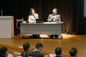 伊勢みずほさん(左)と今井洋介さんが対談した新潟いのちの電話40周年記念講演会=4月13日、新潟市中央区上所2