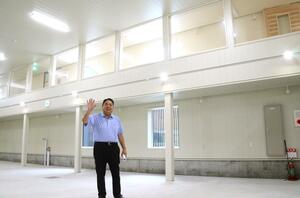 苗場酒造が新たに建設した酒蔵。2階に見学者通路を設けた=津南町下船渡