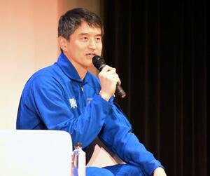国際宇宙ステーションでの活動を報告するJAXAの大西卓哉飛行士=14日午後、東京都豊島区