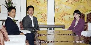 会談に臨む自民党の高市早苗総裁(右)と日本維新の会の吉村洋文代表(中央)、藤田文武共同代表=10月15日、国会