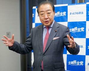取材に応じる立憲民主党の野田代表=13日午後、徳島市