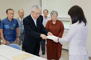 新潟県への要望書を手渡す全国パーキンソン病友の会県支部の石井和男会長ら=6月21日、県庁