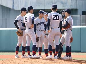 星稜-中越 ピンチでマウンドに集まる中越の選手たち=富山市民球場