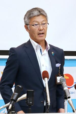 定例会見する柏崎市の桜井雅浩市長=8月7日、柏崎市日石町