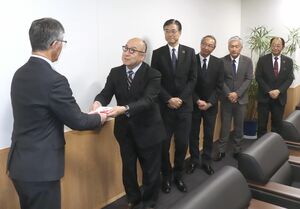 水球を通じた地域活性化を支援する寄付金の贈呈式=柏崎市役所