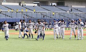 準決勝でロキテクノ富山に敗れ、肩を落とすバイタルネットの選手たち=エコスタ