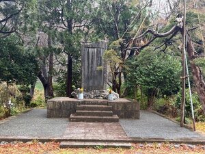 桜苑の中に立つ弥彦事件の慰霊碑