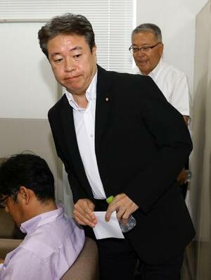 和歌山市での記者会見を終え、引き揚げる自民党の鶴保庸介参院予算委員長=9日午前