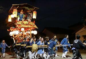 瀬波大祭の夜の屋台巡行で、木やり唄を歌う引き手たち=村上市瀬波浜町