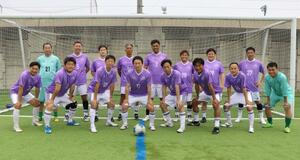 全日本O-50サッカー大会に初出場するシニアチーム「新潟四十雀」のメンバー=6月9日、刈羽村