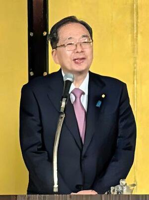 党会合であいさつする公明党の斉藤代表=8日午後、神戸市