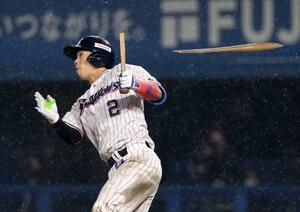 5回ヤクルト1死満塁、古賀が左前に決勝の2点打を放つ=松山