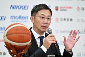 記者会見する日本バスケットボール協会の島田慎二新会長=27日、東京都