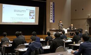 市町村職員らが出席した「原子力安全対策に関する研究会」の実務担当者会議=2月10日、新潟市中央区