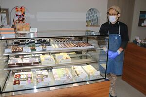 むさしや菓子店のリニューアルした店内を紹介する４代目の牧野浩久さん＝三条市本町２