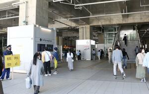 開業から1カ月たった新潟駅バスターミナル。利用者からエスカレーターの場所が分かりにくいとの声も上がる=5月2日、新潟市中央区花園1