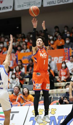 新潟-東京Z 第3クオーター、川村卓也が3点シュートを決め、51-34=アオーレ長岡