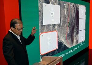 ナスカの地上絵について記者会見する山形大の坂井正人教授=28日午前、大阪市此花区の夢洲