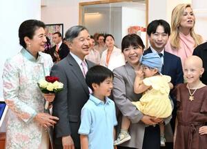 小児がんセンターで入院患者の子どもらとの記念撮影に臨まれる天皇、皇后両陛下=19日、オランダ・ユトレヒト(代表撮影・共同)