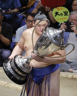 大相撲秋場所で優勝し、賜杯を手にする大の里=22日、東京・両国国技館