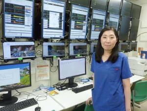 　全手術室の様子を把握できる福井大病院の麻酔科控室で、麻酔科医の仕事について説明する松木悠佳教授＝福井県永平寺町