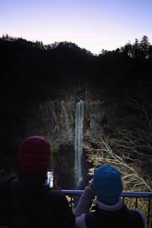 ライトアップが始まった栃木県日光市の「華厳の滝」=15日夕