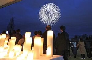 戦没者を悼む鎮魂の花火「白菊」=8日午後5時ごろ、長岡市