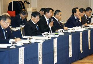 自民党国会議員と意見交換する北陸４県の農協代表者ら＝１１日、東京都港区