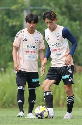 京都戦に向けて調整するMF秋山裕紀(右)ら=聖籠町