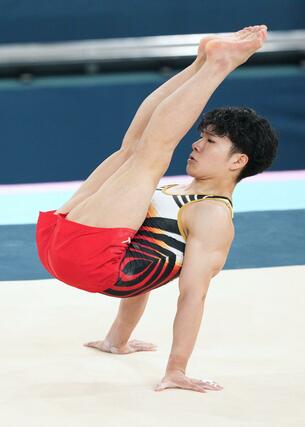 男子個人総合決勝　岡慎之助の床運動＝パリ（共同）