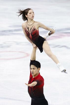 団体ペア・ＳＰ　演技する三浦璃来（上）、木原龍一組＝ミラノ（共同）