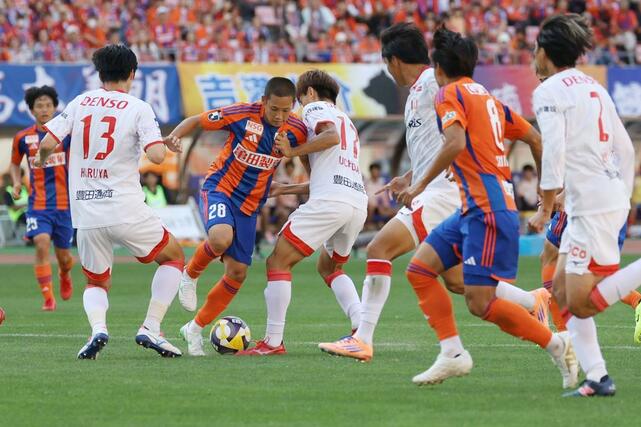 前半、MF島村拓弥(28)が攻める=デンカビッグスワン