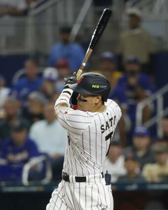 ３回日本１死一、二塁、佐藤が右翼線に適時二塁打を放つ＝マイアミ（共同）