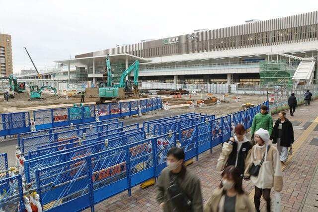 工事中の新潟駅万代広場。全面的な利用開始が遅れる見通しとなった=12月25日、新潟市中央区花園1