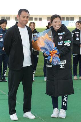 ホーム最終戦セレモニーでアルビレックス新潟の入江徹前監督から花束を受け取る川村優理＝５月９日、デンカビッグスワンスタジアム
