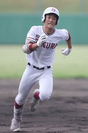 村上桜ケ丘－開志学園　１回村上桜ケ丘２死一、二塁、渡邉壮汰が２点適時三塁打を放ち、２－０。三塁へ向かう渡邉＝新発田市五十公野