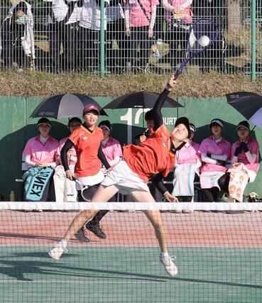 ソフトテニス女子団体決勝を戦う北越の薄優心（手前）と石井凜＝５月３１日、新潟市庭球場