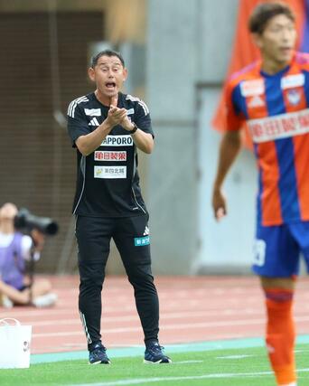 前半、選手を鼓舞する入江徹監督＝ビッグスワン