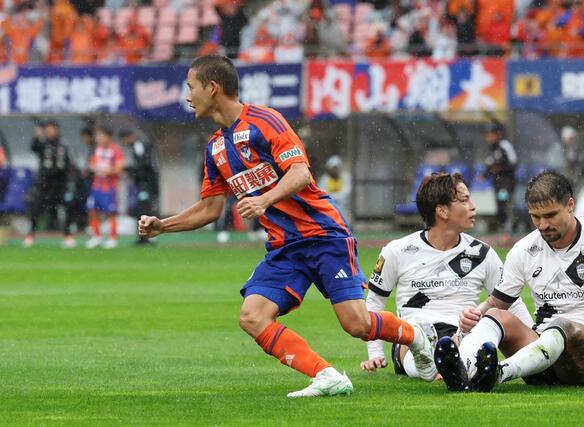 後半２９分、新潟の島村拓弥が押し込み１－２とする＝ビッグスワン