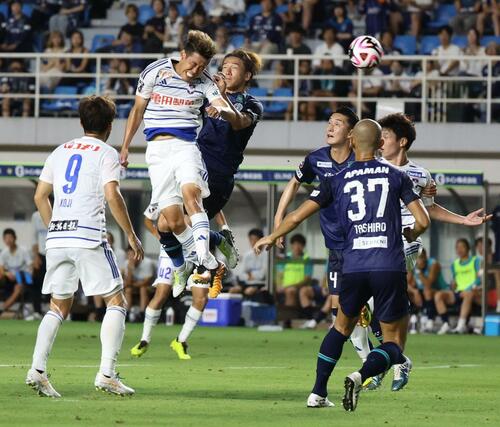 前半、競り合う谷口海斗（７）