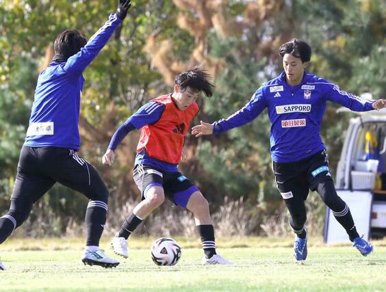 練習に打ち込むMF奥村仁(左から2人目)ら=聖籠町